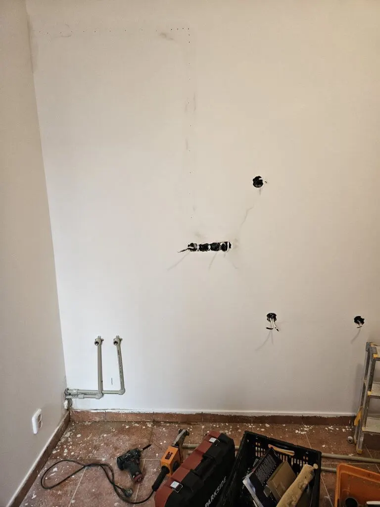 Elektřina a rozvody vody jsou na místě